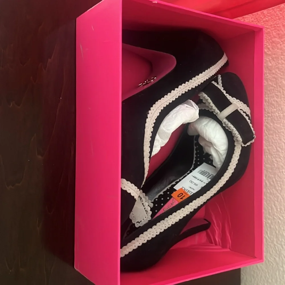 Like new Betsey Johnson “Reese” Heels - Picture 6 of 8